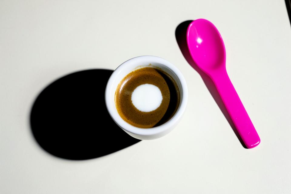 Doppio Espresso mit einem Schuss Milch